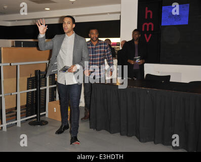 JLS firmare copie del loro nuovo e ultimo album "Addio: Greatest Hits' HMV a Oxford Circus con: Marvin Humes dove: Londra, Regno Unito quando: 19 Nov 2013 Foto Stock