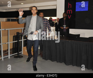 JLS firmare copie del loro nuovo e ultimo album "Addio: Greatest Hits' HMV a Oxford Circus con: Marvin Humes dove: Londra, Regno Unito quando: 19 Nov 2013 Foto Stock