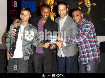 JLS firmare copie del loro nuovo e ultimo album "Addio: Greatest Hits' HMV a Oxford Circus con: Aston Merrygold,Oritse Williams,Marvin Humes,JB Gill,JLS Dove: Londra, Regno Unito quando: 19 Nov 2013 Foto Stock