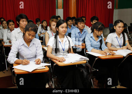 Phnom Penh Cambogia. Xx Giugno, 2014. In Cambogia gli studenti imparano la lingua cinese in Asia Euro University in Phnom Penh Cambogia, 20 giugno 2014. Un numero sempre maggiore di studenti cambogiano gradi ricerca nella letteratura cinese come cambogiano- legami cinese di economia, commercio, investimenti e il turismo sono stati in rapida espansione negli ultimi anni. © Sovannara/Xinhua/Alamy Live News Foto Stock