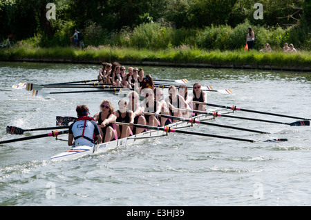 Cambridge può dossi, un Emmanuel College Cari otto inseguono a Selwyn College barca. Foto Stock