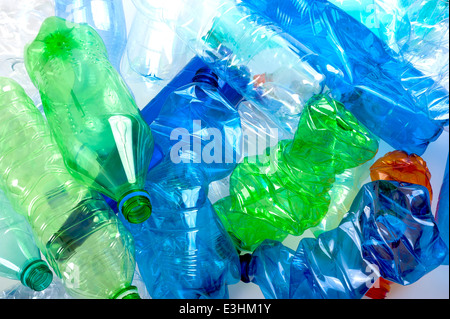 Schiacciato multicolore di bottiglie di plastica sullo sfondo Foto Stock