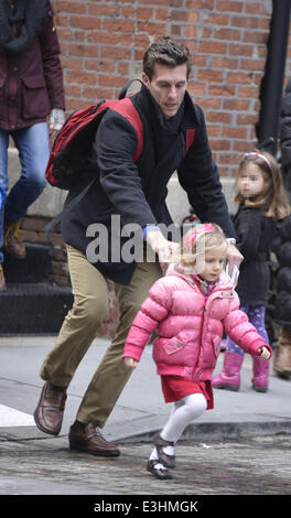 Jason ben luppolata preleva la figlia di Bryn dalla scuola a Manhattan con: Jason ben luppolata,Bryn ben luppolata dove: New York City, Stati Uniti quando: 21 Nov 2013 Foto Stock