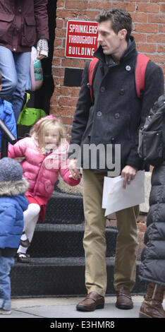 Jason ben luppolata preleva la figlia di Bryn dalla scuola a Manhattan con: Jason ben luppolata,Bryn ben luppolata dove: New York City, Stati Uniti quando: 21 Nov 2013 Foto Stock