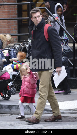 Jason ben luppolata preleva la figlia di Bryn dalla scuola a Manhattan con: Jason ben luppolata,Bryn ben luppolata dove: New York City, Stati Uniti quando: 21 Nov 2013 Foto Stock