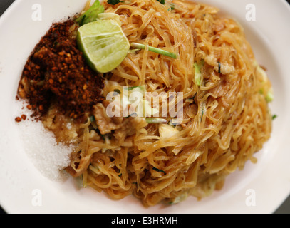 Mescolare il riso fritto a base di noodle sulla piastra (Korat's stir fried noodle) Foto Stock