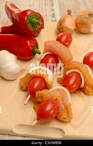 Piccante spiedini di pollo su una piastra rustico Foto Stock