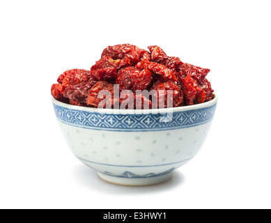 Pomodori secchi in una tazza isolata su sfondo bianco. Foto Stock