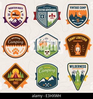 Set di vintage Summer Camp scudetti e gli emblemi all'aperto Illustrazione Vettoriale