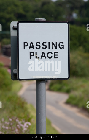 Strada rurale segno "passante posto'. Norfolk. East Anglia. In Inghilterra. Regno Unito. Affiancato a sezione di appositamente allargata strada stretta. Foto Stock