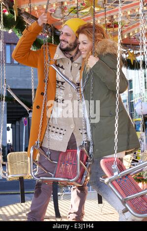 Manuel Cortez divertirsi sulla neve con il suo allenatore Oana Andreea Nechiti a photocall per RTL TV show Let's Dance - Facciamo il Natale con: Manuel Cortez,Oana Andreea Nechiti Dove: Berlino, Germania Quando: 25 Nov 2013 Foto Stock