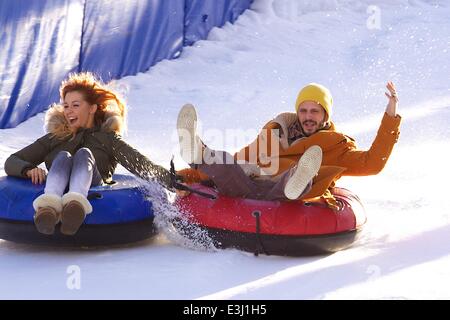 Manuel Cortez divertirsi sulla neve con il suo allenatore Oana Andreea Nechiti a photocall per RTL TV show Let's Dance - Facciamo il Natale con: Manuel Cortez,Oana Andreea Nechiti Dove: Berlino, Germania Quando: 25 Nov 2013 Foto Stock