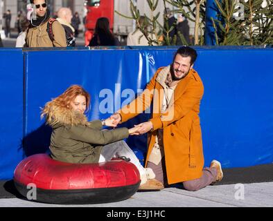 Manuel Cortez divertirsi sulla neve con il suo allenatore Oana Andreea Nechiti a photocall per RTL TV show Let's Dance - Facciamo il Natale con: Manuel Cortez,Oana Andreea Nechiti Dove: Berlino, Germania Quando: 25 Nov 2013 Foto Stock