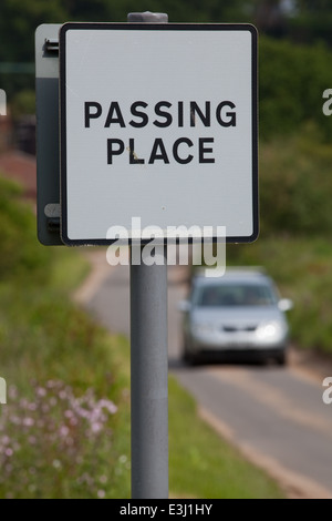 Strada rurale segno "passante posto'. Norfolk. East Anglia. In Inghilterra. Regno Unito. Affiancato a sezione di appositamente allargata strada stretta. Foto Stock