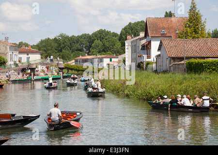 "Processionary' turisti sulla vela la Sèvre Niortaise fiume (Francia). Touristes 'processionnaires' sur la Sèvre Niortaise. Foto Stock