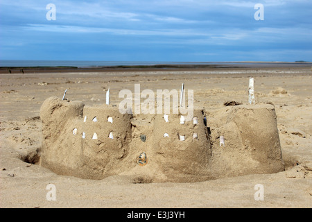 Sandcastle sulla spiaggia Titchwell, Suffolk, Regno Unito Foto Stock