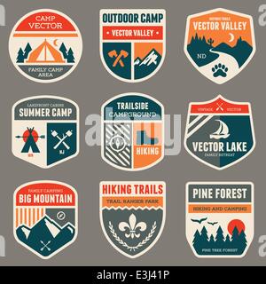 Set di vintage outdoor camp scudetti e gli emblemi Illustrazione Vettoriale