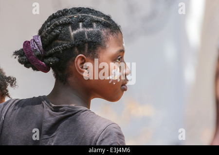 Madagascar, giovane donna con la faccia dipinta Foto Stock