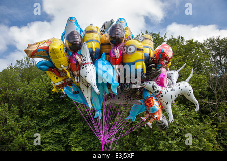 Souvenir lamina elio palloncini, festosa, metallica, decorazione, lucido, celebrazione, gonfiabile di colore in vendita presso Sefton Park evento, Africa Oya 2014. Foto Stock