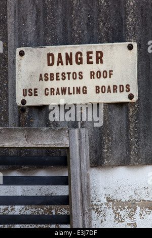 Avvertenza amianto. Segno sulla luce edificio industriale. Norwich. Norfolk. Regno Unito . Foto Stock