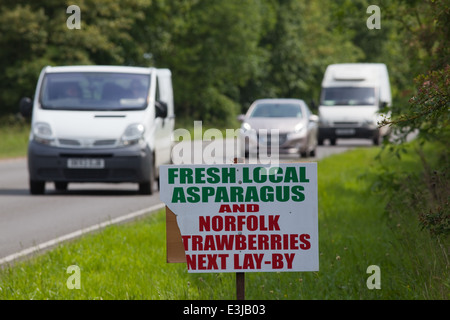 Segno. Vendita stradale di coltivati localmente gli asparagi e le fragole. Wayford Bridge. Stalham. Norfolk. Foto Stock