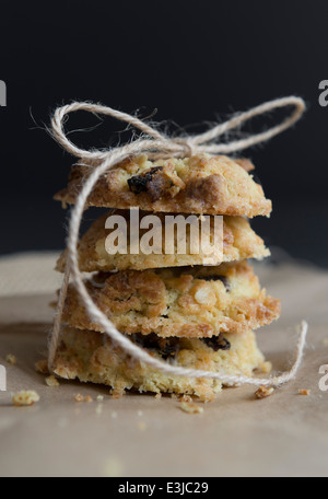 Uva sultanina e cookies di avena, fatti in casa e legato ith stringa. Foto Stock