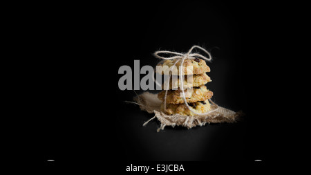 Uva sultanina e cookies di avena, fatti in casa e legati con spago. Foto Stock