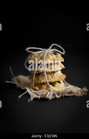 Uva sultanina e cookies di avena, fatti in casa e legato ith stringa. Foto Stock