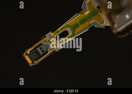 Macro-fotografia di lettura per HDD-testina di scrittura che mostra la parte inferiore del cablaggio del circuito. Metafora visiva per il concetto di sicurezza dei dati e lo storage di file. Dati astratti. Foto Stock