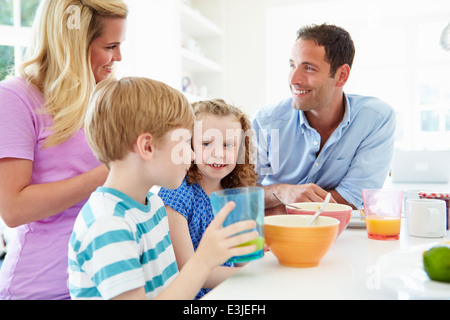 Famiglia con prima colazione nella cucina insieme Foto Stock