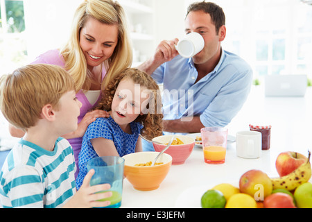 Famiglia con prima colazione nella cucina insieme Foto Stock