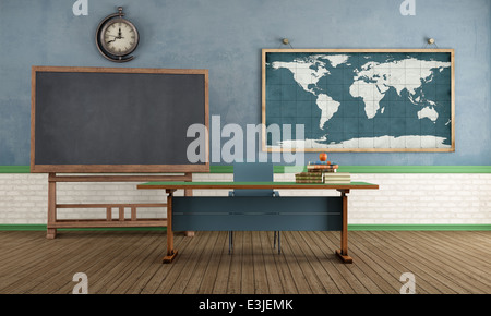 Vintage aula con lavagna insegnante la scrivania e il mondo mappa sulla parete - il rendering Foto Stock