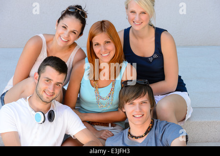 College international student amici gruppo sorridente adolescenti estate ritratto Foto Stock
