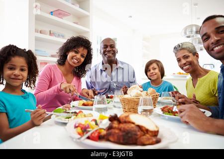 Multi generazione famiglia americana africana mangiare pasto a casa Foto Stock