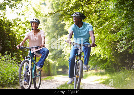 Coppia afro-americano di coppia in giro in bicicletta in campagna Foto Stock