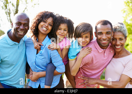 Multi generazione famiglia americana africana in piedi in giardino Foto Stock