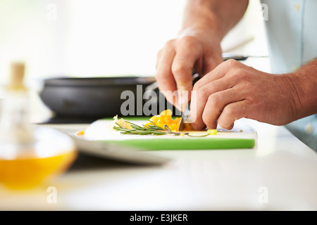 Close up dell uomo la preparazione di ingredienti per pasto Foto Stock