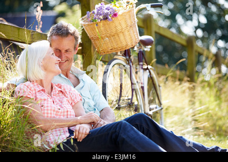 Coppia di mezza età rilassante sul Paese in bicicletta Foto Stock