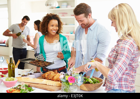 Gruppo di amici a cena parte a casa Foto Stock