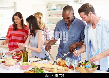 Gruppo di amici a cena parte a casa Foto Stock