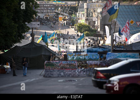 Kiev, Ucraina. Il 24 giugno 2014. Barricate sono state erette sul Maidan di Kiev, in Ucraina, 24 giugno 2014. Il tenace processo di disinnescare la crisi in Ucraina sembra essere lento di raccolta slancio. La pro-russo separatisti attualmente rispettare un cessate il fuoco chiamato dal governo ucraino. Foto: DANIEL NAUPOLD/DPA/Alamy Live News Foto Stock