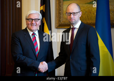 Kiev, Ucraina. Il 24 giugno 2014. Ministro degli Esteri tedesco Frank-Walter Steinmeier (L) e l'Ucraino il Primo Ministro Arseniy Yatsenyuk parlare di Kiev, in Ucraina, 24 giugno 2014. Steinmeier intende condurre un dialogo politico al fine di valutare in che modo l'Unione europea può sostenere l'Ucraino di piano di pace. Foto: DANIEL NAUPOLD/DPA/Alamy Live News Foto Stock