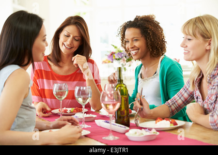 Il gruppo di donne seduti a tavola a mangiare il Dessert