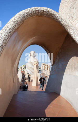 La terrazza sul tetto strega camini astratta della Casa Mila o La Pedrera, progettato da Antoni Gaudì a Barcellona, in Catalogna, Spagna. Foto Stock