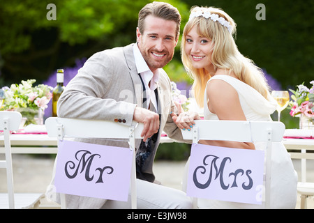 Sposa e lo Sposo godendo di pasto presso il ricevimento di nozze Foto Stock