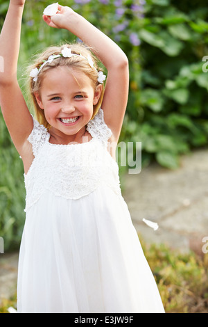 Damigella divertendosi al matrimonio Foto Stock