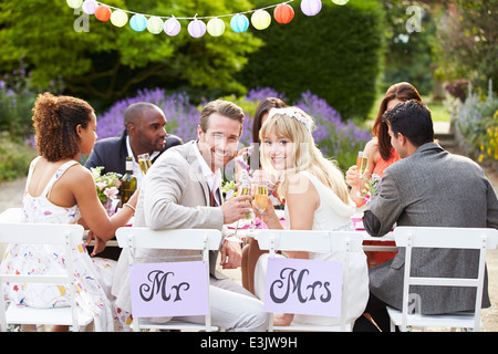 Sposa e lo Sposo godendo di pasto presso il ricevimento di nozze Foto Stock