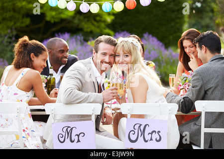 Sposa e lo Sposo godendo di pasto presso il ricevimento di nozze Foto Stock