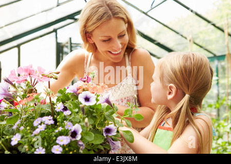 Madre e figlia e la coltivazione di piante in serra Foto Stock