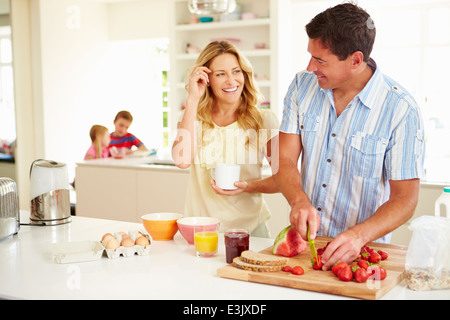 I genitori Preparazione Family Colazione in cucina Foto Stock